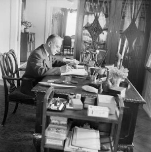 Schweiz. Kilchberg. Portrait des Schriftstellers Thomas Mann (1875-1955) in seinem Arbeitszimmer