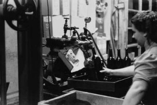 Mitarbeiterin in der Weinkellerei und Likörfabrik Robert Weber