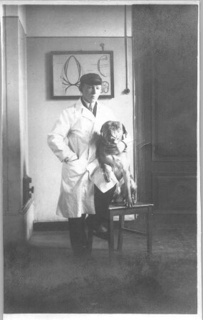 Dorpat (heute Tartu / Estland). Veterinärmedizinisches Institut. Gehilfe von Hans Richter mit Hund