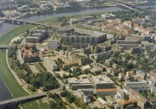 Stadtteilansicht mit Elbe mit Albertbrücke, Carolabrücke, Augustusbrücke und Marienbrücke (vorn: Büro- und Verwaltungsgebäude "Atrium am Rosengarten")