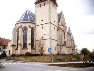 Ansicht von Nordosten mit Kirche (Kirchturm mit Schießscharten) in ehemaligem Kirchhof