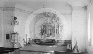 Chor der Kirche Landsen mit Altar und Kanzel