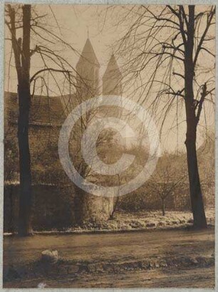 Stadtmauer Löwenberg mit Türmen der katholischen Pfarrkirche