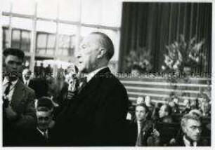 Konrad Adenauer bei der ersten Sitzung des Deutschen Bundestages