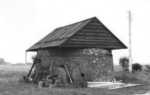Zwochau-Grebehna. Windmühle, Sockel und Mühlsteine