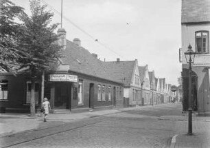 Straße : Blick in eine Straße mit Reihenhäusern einer Stadt
