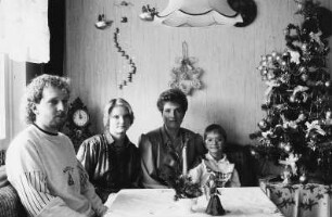 Familie M. (Frau M. Krankenschwester, Tochter Krankenschwesterlehrling, Sohn Berufskraftfahrer) am Eßtisch