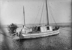 Boot am Viktoriasee (Sammlung Hans Meyer - Herzog-Adolf-Friedrich-Expedition 1907–1908)