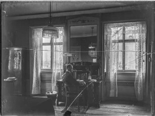 Privatbesitz, Wohnzimmer (am Schreibtisch Heinrich Mayer?)