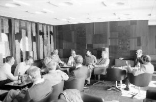 Gruppen mit Journalisten im Schiffssalon