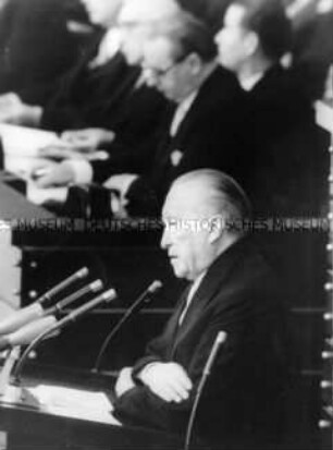 Bundeskanzler Dr. Adenauer bei seiner Regierungserklärung.
