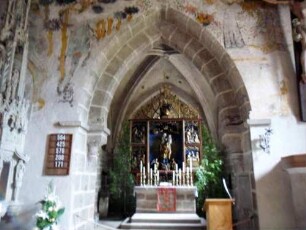 Langhaus Innen-Triumphbogen in der Ostwand mit Wandmalereien in Farbigkeit sowie Turmchor in Übersicht