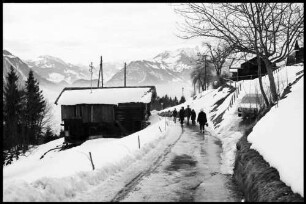 Schmocken: Straße mit Schober, im Schnee