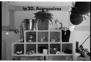 Inneneinrichtungen ip20: Hagener Allee: Verkaufsraum: Regal mit Accessoires
