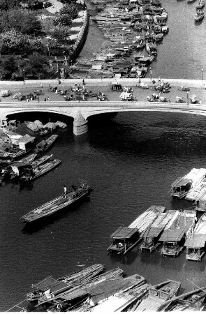 Teilansicht einer Flussbrücke und eine Vielzahl von Booten