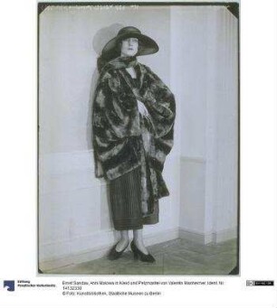Anni Malowa in Kleid und Pelzmantel von Valentin Manheimer