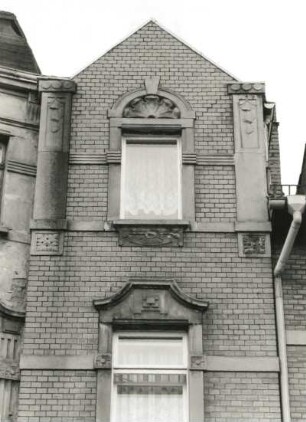 Chemnitz, Nürnberger Straße 2/Ecke Augustusburger Straße. Wohnhaus mit Ost-Apotheke (um 1900), Giebel (2. und 3. Obergeschoß, Augustusburger Straße)