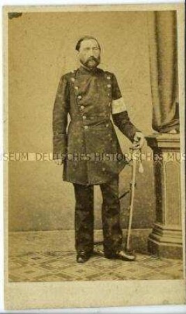 Offizier mit Degen und Armbinde (Templerkreuz?), Carte de Visite