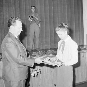 2. Zentrale Sorbisch-Olympiade in Bautzen, anlässlich des II. Festiwals der sorbischen Kultur in Bautzen. Domowinafunktionär Herbert Funke übergibt einen Preis an eine Schülerin : 2. Centralna olympiada serbskeje rěče, składnostnje II. Festiwala serbskeje kultury. Herbert Funka přepoda wopismo šulerce : Bautzen / Budyšin