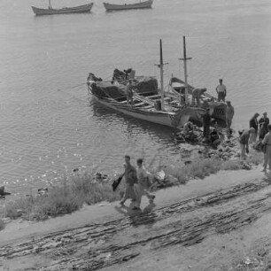Fischerboote im Hafen von Nessebar. Heimkehrende Küstenfischer auf dem Schwarzen Meer, an der Bucht von Burgas