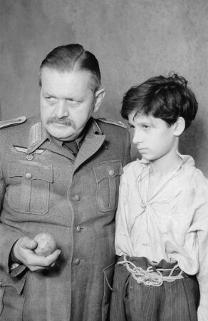 Szenenbilder aus dem Stück "Die Sonnenbrucks" von Leon Kruczkowski am Deutschen Theater Berlin : Szene mit Hans Stiebner als Hoppe (links)
