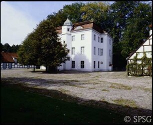 Berlin, Jagdschloss Grunewald, Hof mit Nebengebäuden.