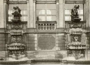 Zwinger. Langgalerie. Zwei Wandbrunnen,
