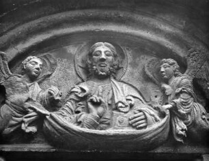Tympanonrelief mit Christus als Pantokrator von Engeln getragen : Tympanonrelief mit Christus als Pantokrator von Engeln getragen (um 1260). Regensburg, Dompfarrkirche Sankt Ulrich
