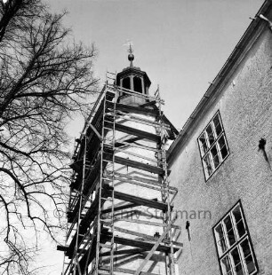 Renovierung: Eckturm mit Gerüst