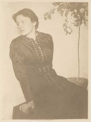 Mädchen unterm Rosenbaum (Helene Erfurth)