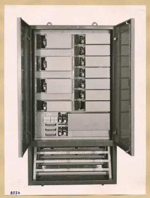 Fernsteuerung poln.Staatsbahn, geöffneter Schrank; Foto 1953