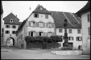 Delémont: Tor und Brunnen davor