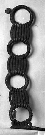 Kette aus sechs gebuckelten Ringen