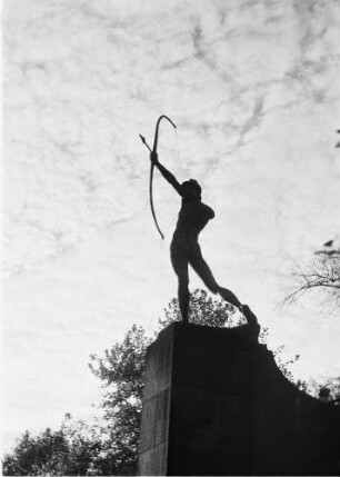 Bogenschütze : Bogenschütze. Bronze (1895; E. M. Geyger, Guß 1902). Dresden-Neustadt. Neustädter Elbufer