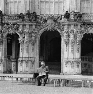 Zwinger Ballettprobe : Zeitung lesender Mann vor dem Wallpavillon im Dresdner Zwinger