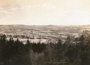 Lausitzer Bergland. Blick vom oberen Rand des Steinbruches am Südhang des Löbauer Berges auf Kottmarsdorf, den Wolfsberg und Pirsken