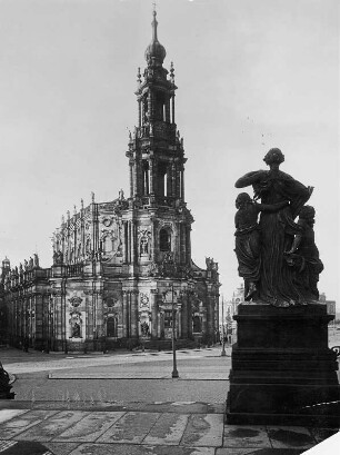 Dresden. Blick von der Brühlschen Terrasse zur Katholischen Hofkirche
