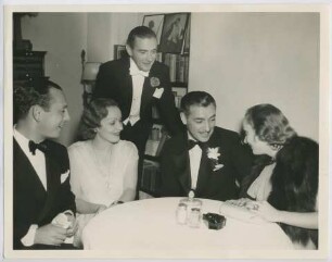 Cole Porter, Marlene Dietrich, Clifton Webb (stehend), Ronald Colman und Carole Lombard auf einer Party bei Clifton Webb (Los Angeles, zirka 1937 - 1939) (Archivtitel)