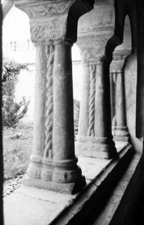 Steingaden: Kreuzgang und romanische Säulen des ehemaligen Klosters