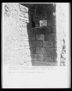 Reliefstein mit grotesker, männlicher Figur