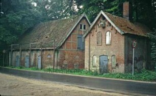 Nütschau: Schloßstraße 44: gegenüber von ehemaliger Kornwassermühle: links Pferdestall, rechts Backhaus und Taubenhaus: in Verfall