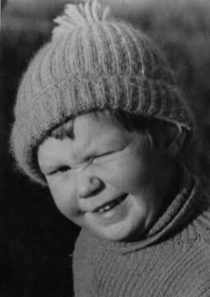 Portrait von Franzbur. Ein Auge riskiert er. Aufgenommen 1935