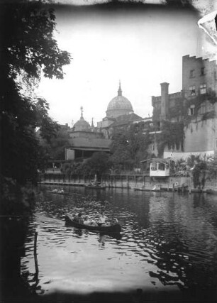 Potsdam. Stadtansicht mit Rathausturm und Nikolaikirche. Blick von der Freundschaftsinsel über die Havel ("Alte Fahrt") mit Sportbooten nach Westen auf die Rückseite der Bebauung/Brauerstraße