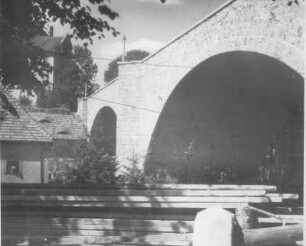 [Bild 6] Baustelle der Hindenburgbrücke (Brücke der Jugend; Straßenbrücke über den Bach Seltenrein) in Löbau. Schrägansicht nach Abbau der Schalung