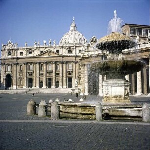 Rom. Brunnen in der Piazza di San Pietro. Schrägansicht von Brunnen und dahinterliegendem Petersdom