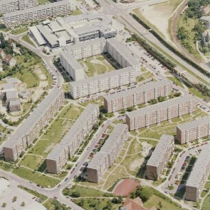Dresden-Gorbitz. 6-geschossige Wohnbebauung (1981-1989; J. Bösche) zwischen Lise-Meitner-Straße, Gompitzer Straße, Hagebuttenweg und Harthaer Straße. Luftbild-Schrägaufnahme von Nordwesten gegen Gorbitz-Center