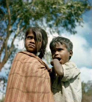 "Unterwegs". Geschwister : Indien. "Unterwegs". Geschwister