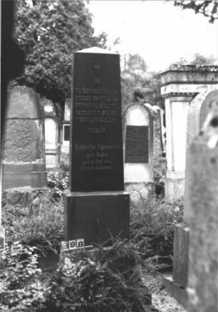 Grabstein 98 (Index: 100114243) Material: Granit Zustand: gut Maße HxBxT: 193x57x32 cm Beschreibung: Obelisk, getreppter Sockel: Grabstein 98