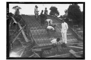 Zweibogige Brücke : Südthailand. Zweibogige Betonbrücke. Bogen 1 vor dem Betonieren, Eisenflechtarbeiten. Dr. Kurt Beyer im Tropenanzug, Oktober 1912