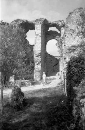 Italien. Sirmione, Piazalle Orti Manara 4. Grotte des Catull, eine ehemalige römische Villa (2. Jh.). Blick gegen eine Torbogen